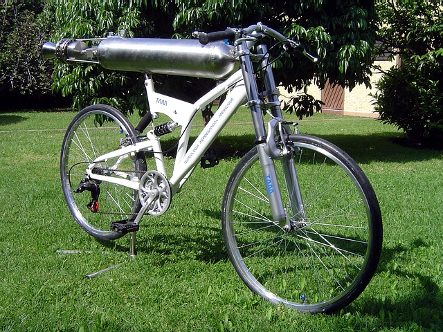 Bike 15. Велосипед с реактивным двигателем. Реактивный велик. Велосипед с ракетным двигателем. Велосипед с реактивной тягой.