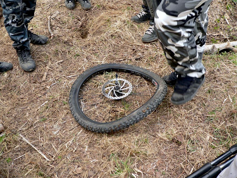 8 на колесе. Колесо восьмеркой. Восьмёрка на колесе велосипеда. Колесо восьмеркой на питбайке. Восьмёрка на колесо безопасности.